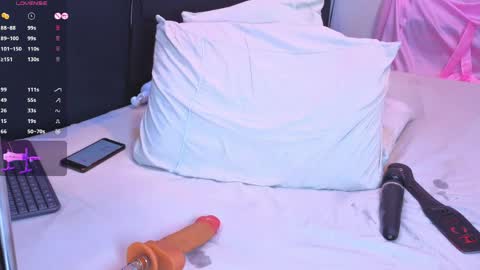 emmarouss1 online show from April 1, 2026, 1:41 pm