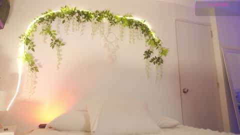 Snapshot of emmasanzoficial chatting on December 15, 2025, 11:25 am Sara online show from December 15, 2025, 11:25 am