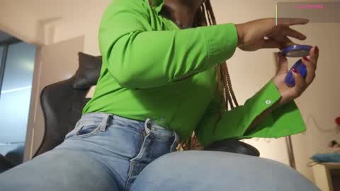 Snapshot of emmasanzoficial chatting on December 19, 2025, 12:01 pm Sara online show from December 19, 2025, 12:01 pm