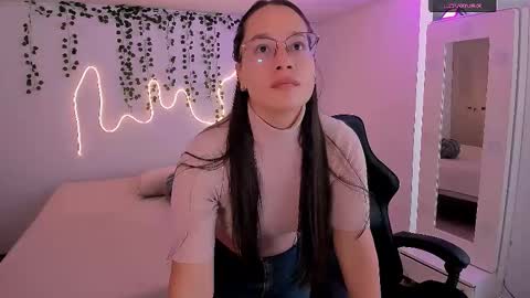 Emma Torres online show from October 13, 2025, 1:44 pm