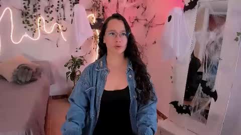 Emma Torres online show from October 22, 2025, 3:45 pm