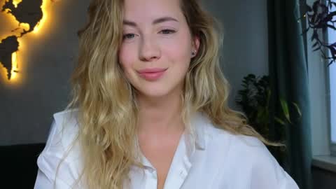 Snapshot of emmi_rosee chatting on May 3, 2026, 4:35 pm Miss Emmi online show from May 3, 2026, 4:35 pm