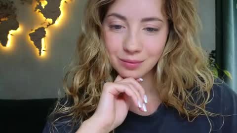 Snapshot of emmi_rosee chatting on May 7, 2026, 11:48 am Miss Emmi online show from May 7, 2026, 11:48 am