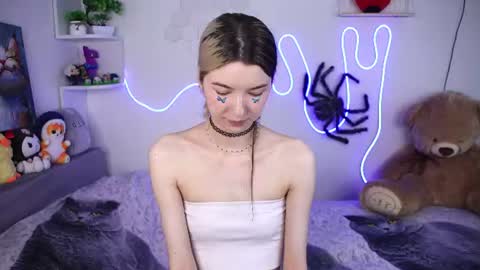 Snapshot of emmie_everly chatting on July 1, 2026, 1:02 pm emmie_everly online show from July 1, 2026, 1:02 pm
