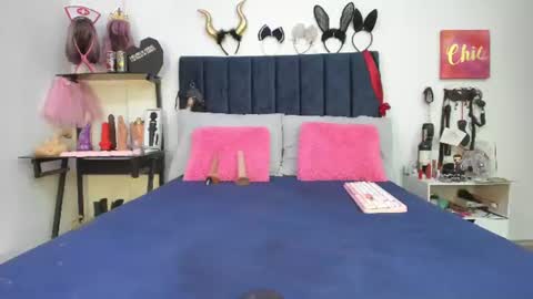 Snapshot of emmily_giraldo chatting on July 15, 2026, 12:54 pm online show from July 15, 2026, 12:54 pm