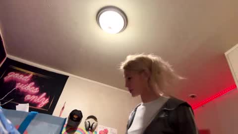 Snapshot of emmwarr1514 chatting on March 5, 2025, 6:01 pm emmwarr1514 online show from March 5, 2025, 6:01 pm