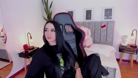 Emmy Evans  online show from December 30, 2024, 7:21 pm