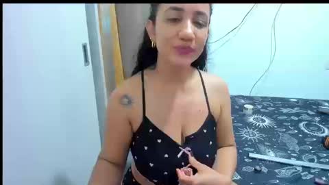 emperatriztapia online show from October 19, 2025, 12:00 am