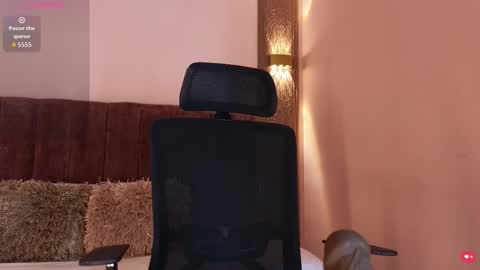 Snapshot of emy_leon chatting on February 24, 2026, 8:07 pm Emy online show from February 24, 2026, 8:07 pm