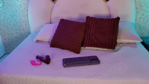 Emy  online show from February 20, 2026, 11:43 am