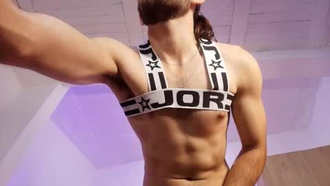 enzo_moretii online show from November 6, 2025, 4:52 pm