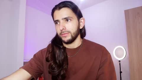 enzo_moretii online show from November 9, 2025, 1:42 pm