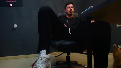 EnzoRace online show from October 27, 2025, 5:44 am