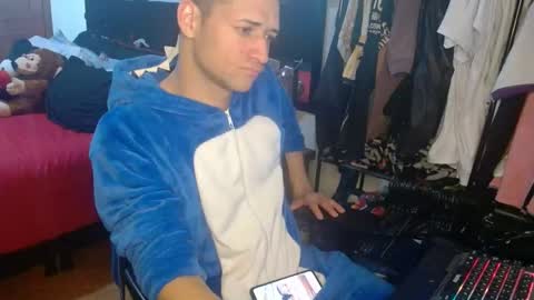 enzoyarack online show from November 23, 2025, 2:33 am