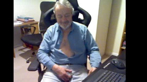 Snapshot of erasmus_d chatting on December 3, 2024, 5:45 pm erasmus_d online show from December 3, 2024, 5:45 pm