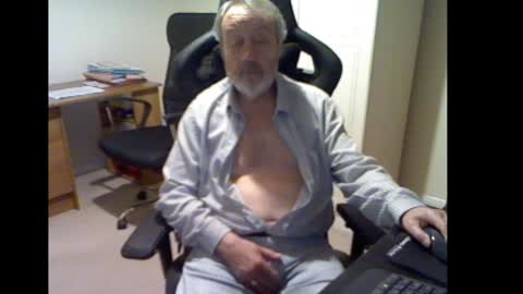 Snapshot of erasmus_d chatting on December 5, 2024, 6:00 pm erasmus_d online show from December 5, 2024, 6:00 pm