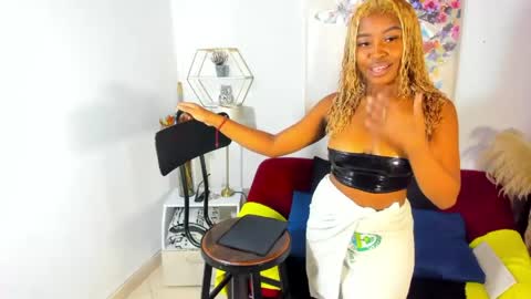 Snapshot of erika_lyrics chatting on May 9, 2026, 7:13 am E R I K A - L Y R I C S online show from May 9, 2026, 7:13 am