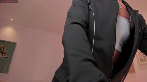 Erika Benz online show from October 26, 2025, 12:00 pm