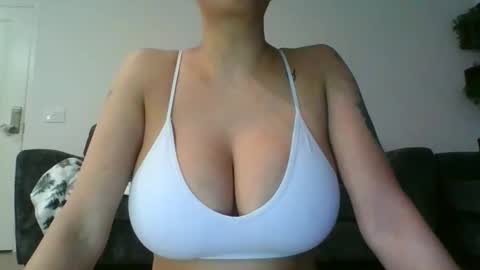 erin2025 online show from December 1, 2025, 1:32 am