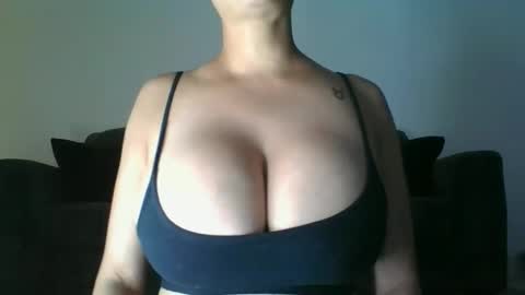 erin2025 online show from April 21, 2026, 6:41 am