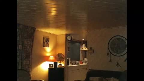 Erwins room welcome sound on online show from February 14, 2025, 8:37 pm