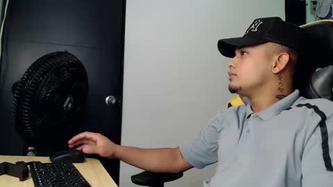 Snapshot of eskayler_ chatting on September 24, 2025, 7:17 pm eskayler_ online show from September 24, 2025, 7:17 pm