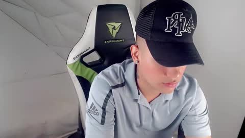 Snapshot of eskayler_ chatting on October 7, 2025, 9:23 pm eskayler_ online show from October 7, 2025, 9:23 pm