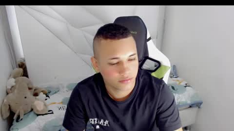 Snapshot of eskayler_ chatting on January 6, 2026, 1:48 pm eskayler_ online show from January 6, 2026, 1:48 pm