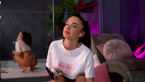 Snapshot of esmeainsley chatting on December 5, 2024, 2:53 am Raluca online show from December 5, 2024, 2:53 am