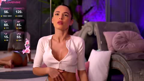 Snapshot of esmeainsley chatting on December 10, 2024, 11:19 pm Raluca online show from December 10, 2024, 11:19 pm