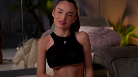 Snapshot of esmeainsley chatting on January 24, 2025, 11:23 pm Raluca online show from January 24, 2025, 11:23 pm