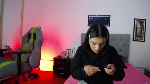 Perla online show from October 7, 2025, 5:26 am