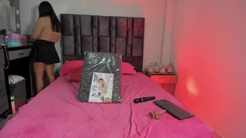 Perla online show from November 24, 2025, 6:02 am