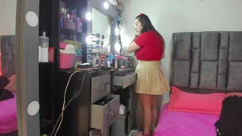 Snapshot of esmeraldaa_sc chatting on May 4, 2026, 9:22 pm Perla online show from May 4, 2026, 9:22 pm