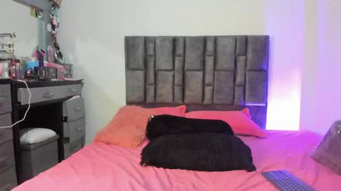 Snapshot of esmeraldaa_sc chatting on May 11, 2026, 11:13 pm Perla online show from May 11, 2026, 11:13 pm