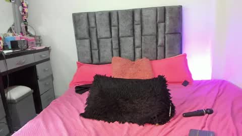Snapshot of esmeraldaa_sc chatting on May 21, 2026, 6:31 am Perla online show from May 21, 2026, 6:31 am