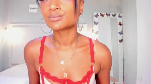 esmeraldanyx online show from November 18, 2025, 8:57 pm