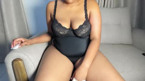 Esme online show from October 6, 2025, 10:29 pm