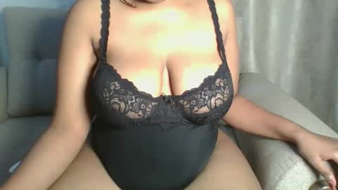 Esme online show from October 17, 2025, 11:07 pm