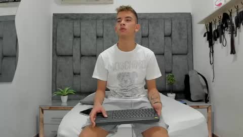 ethanhot_os online show from April 5, 2026, 5:32 pm