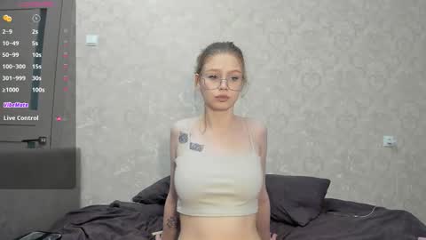 Veronica Tiia Lilith left to right online show from March 28, 2026, 7:46 pm