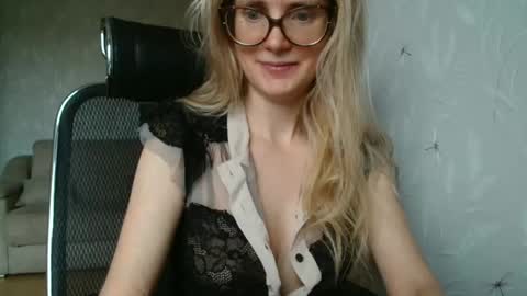 eva2323 online show from September 19, 2025, 6:04 am