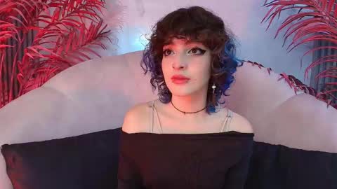 E V A online show from November 5, 2025, 7:47 pm