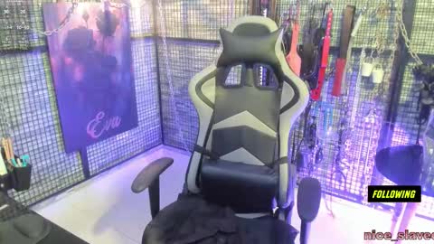 EVA INDEPENDENT MODEL online show from September 10, 2025, 3:50 am