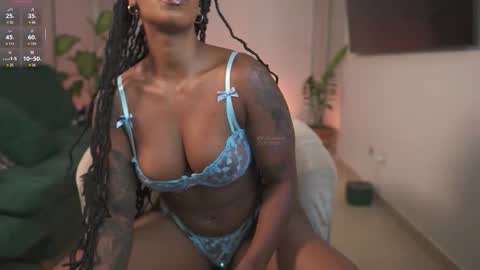 evajacksss_ online show from November 13, 2025, 10:19 pm