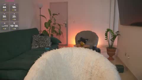 evajacksss_ online show from April 15, 2026, 7:32 pm