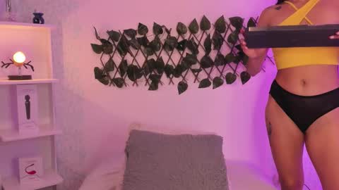 Snapshot of evaritz__ chatting on February 6, 2026, 9:18 pm EVARITZ online show from February 6, 2026, 9:18 pm