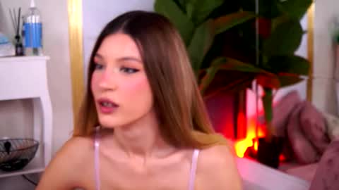 Snapshot of evawarenn chatting on October 22, 2025, 7:19 am Carolina online show from October 22, 2025, 7:19 am