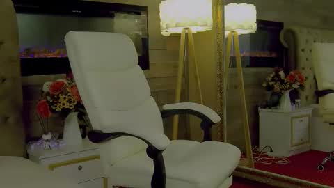 EveHamilton online show from December 16, 2025, 8:58 pm