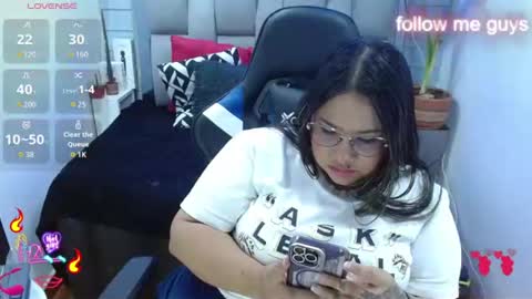 Snapshot of evelin_zaens chatting on June 18, 2026, 9:14 am evelin zaens online show from June 18, 2026, 9:14 am